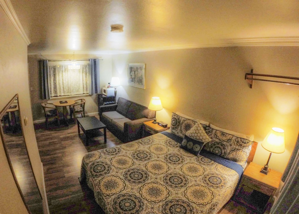Deluxe Room, 1 King Bed photo 1