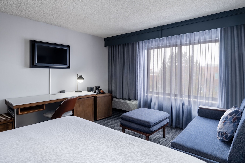 Room, 1 King Bed with Sofa bed (Hearing Accessible) - Photo 1