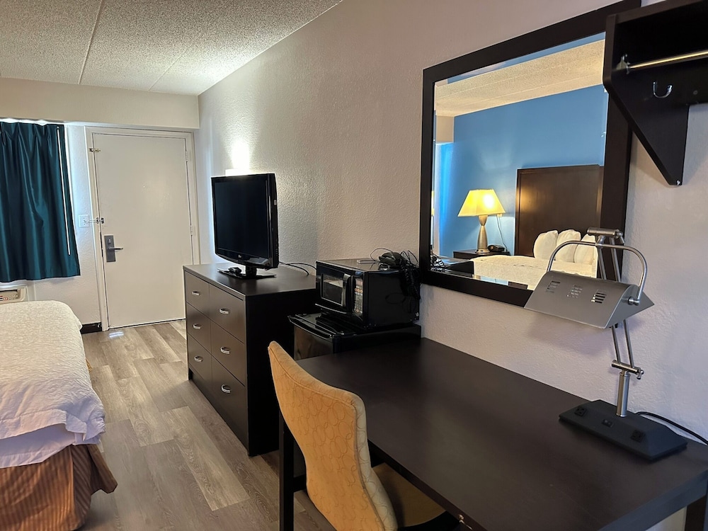 Superior Room, 1 King Bed, Accessible, Non Smoking photo 2