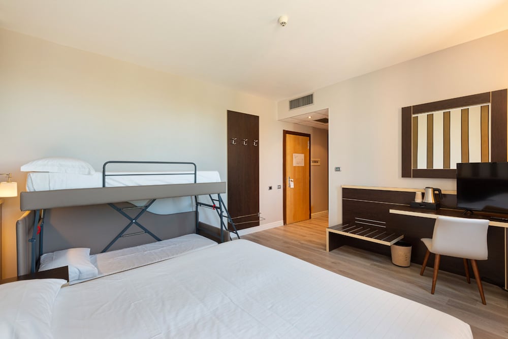 Deluxe Quadruple Room - Photo 8