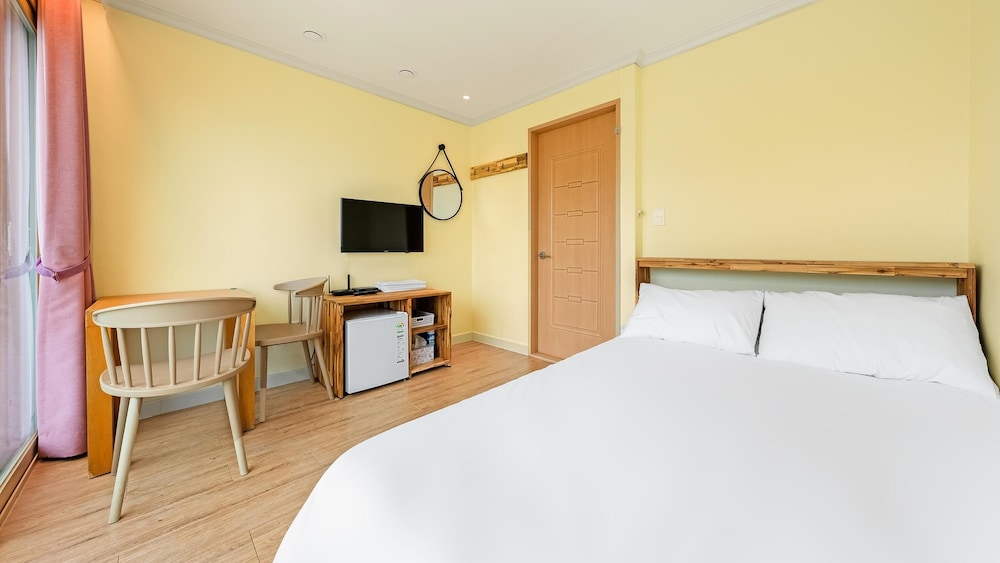 Basic Room, 1 Bedroom (301(Full Ocean View/No cooking)) - Photo 2