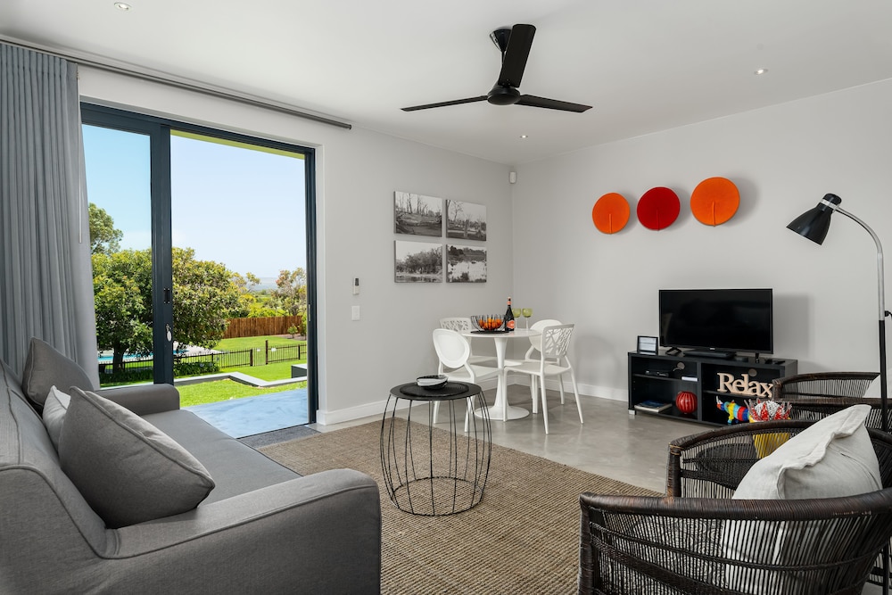 Luxury Apartment, 2 Bedrooms, Balcony, Partial Ocean View (Moremi)