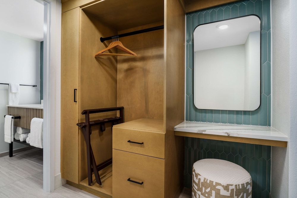 Junior Suite, 1 King Bed, Balcony (Gulf View) photo 3