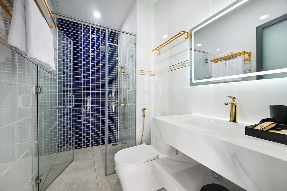 Junior Double Room, 1 Queen Bed, Balcony, City View photo 3