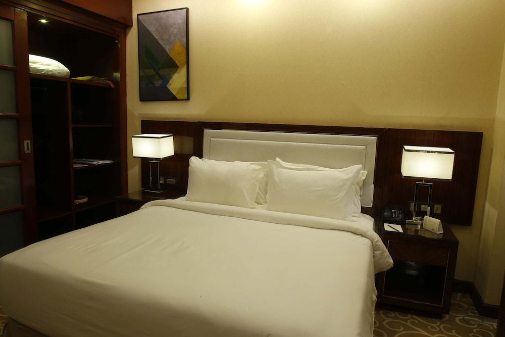 Premier Room, 1 Queen Bed, City View (Deluxe Queen Room)