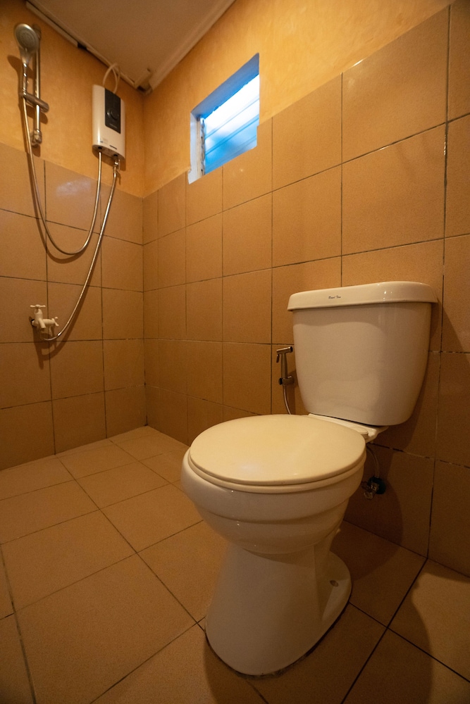 Standard Queen Room - Photo 9