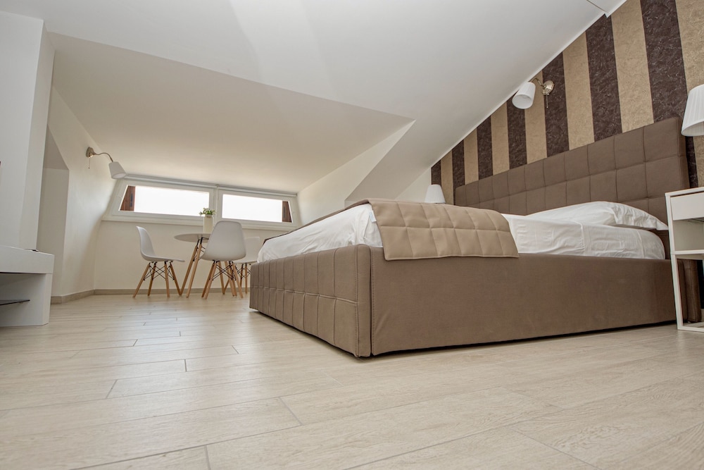 Premier Double Room, 1 King Bed photo 1