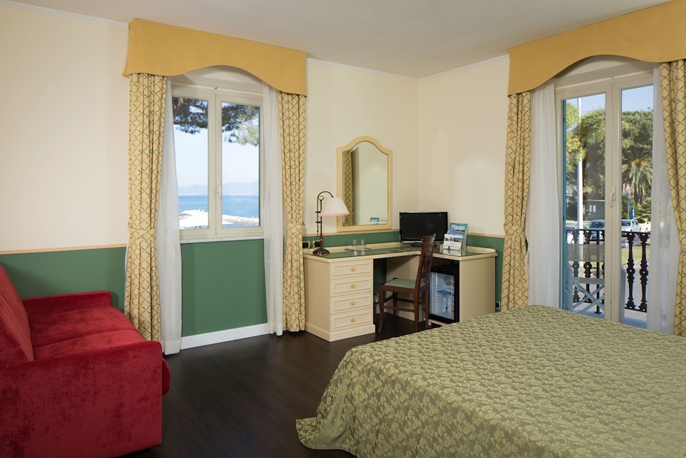 Deluxe Double Room, Partial Sea View photo 2