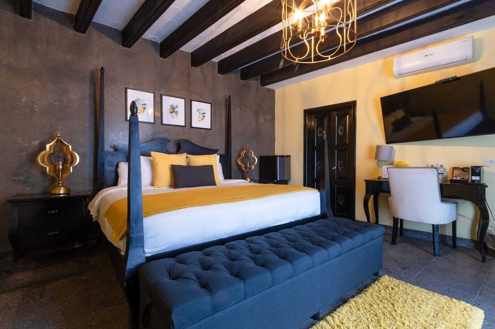 Junior Double Room, 1 King Bed, Non Smoking, Courtyard View, MEYER