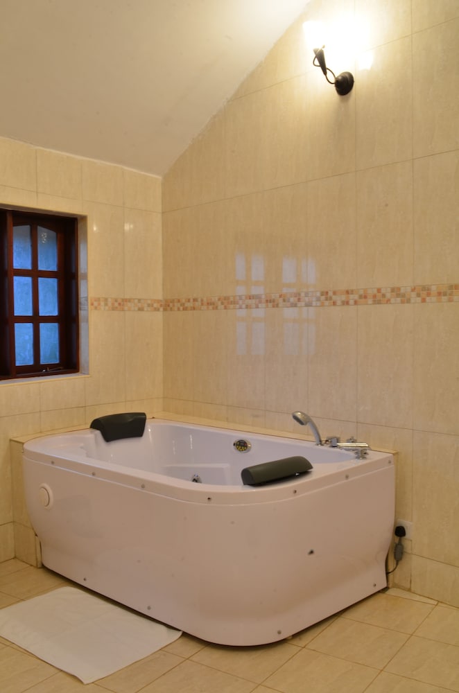 Deluxe Triple Room, 3 Twin Beds, Jetted Tub photo 2