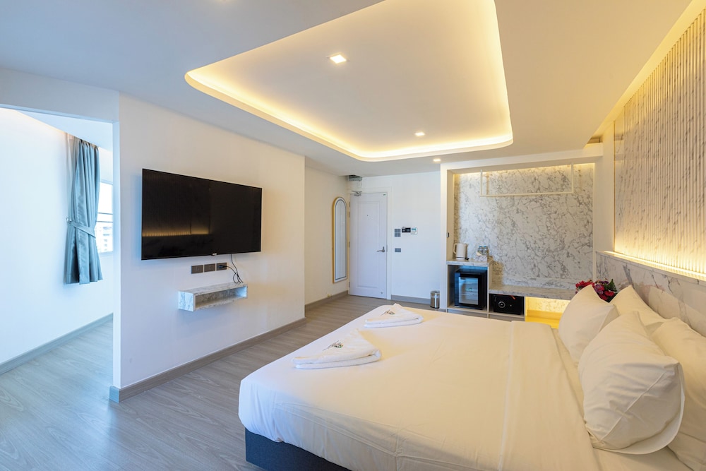 King and Bunk with Bathtub