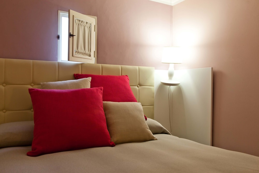 Basic Single Room, 1 Large Twin Bed photo 3