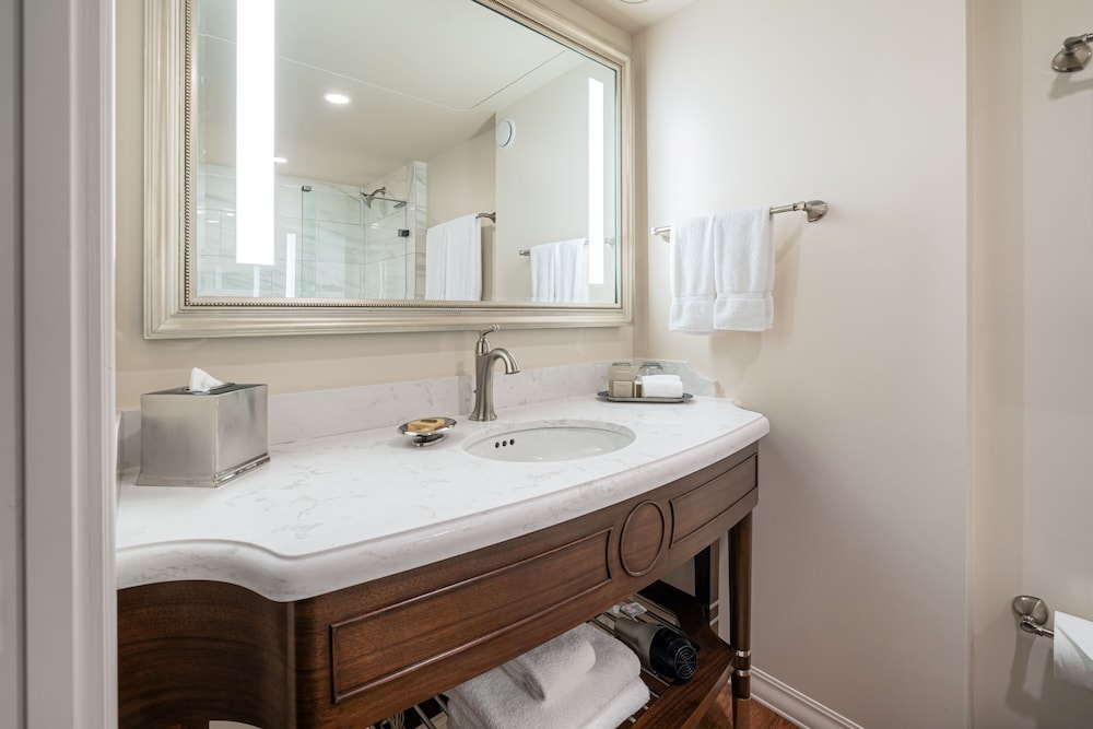 Executive Room, 1 King Bed (Premier View) - Photo 5