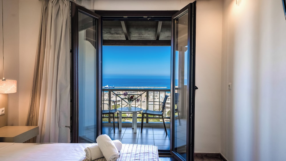 Triple Room with Panoramic Sea View thumbnail 6