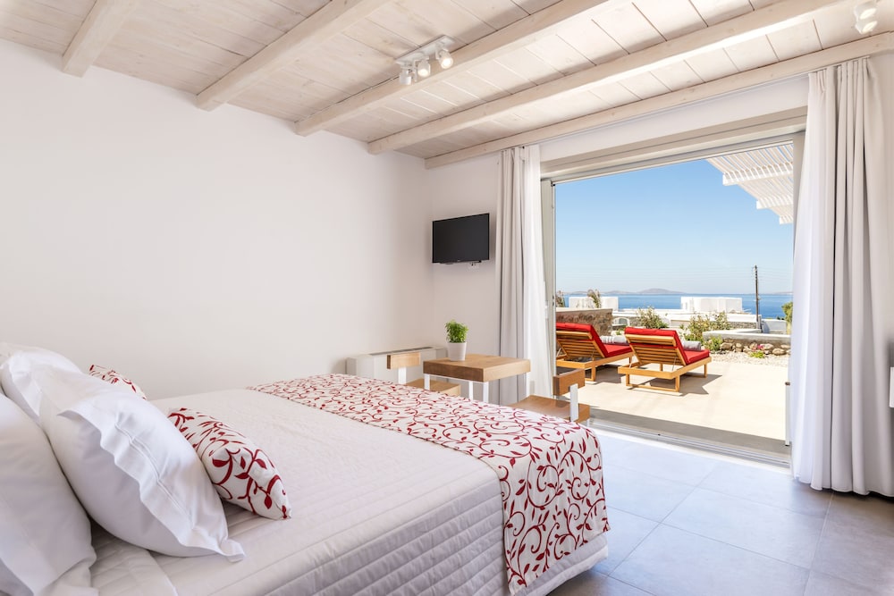CHORA Deluxe Suite with Sea View and Private Pool