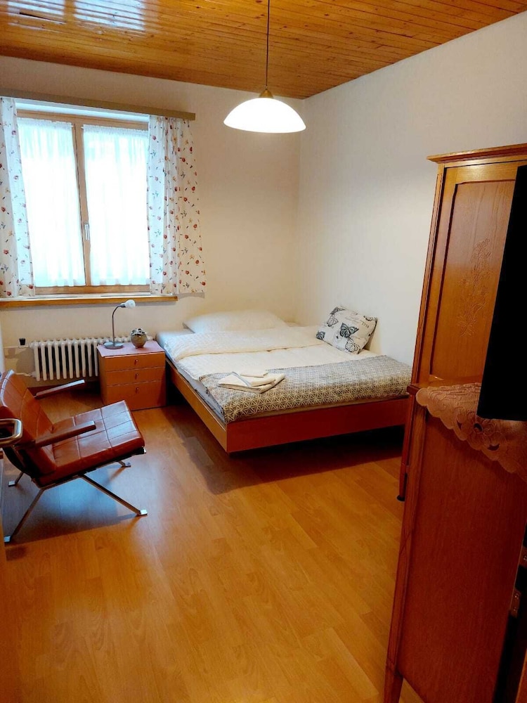 Student-Budget Room in semi-basement with shared toilet and weekly housekeeping