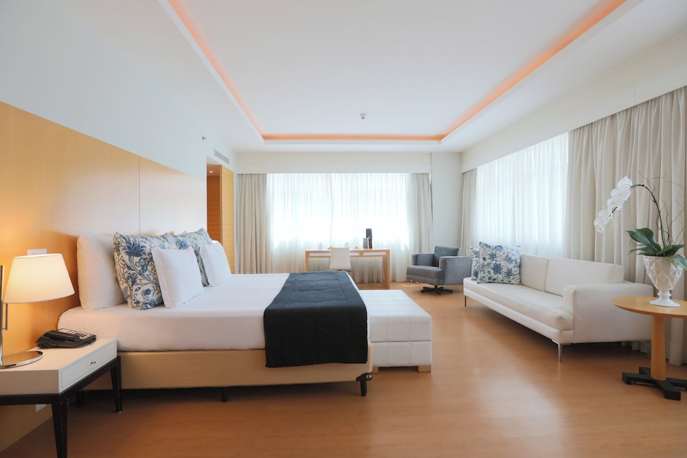 Executive Suite - Photo 5