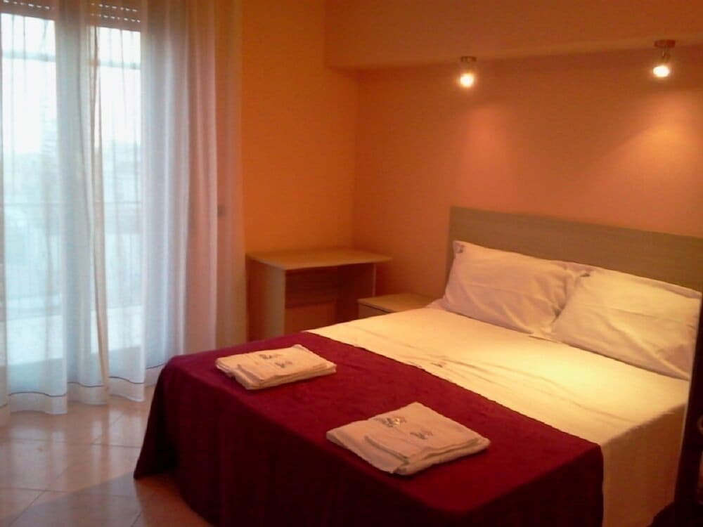 Double Room, 1 Queen Bed, Private Bathroom (Orange)