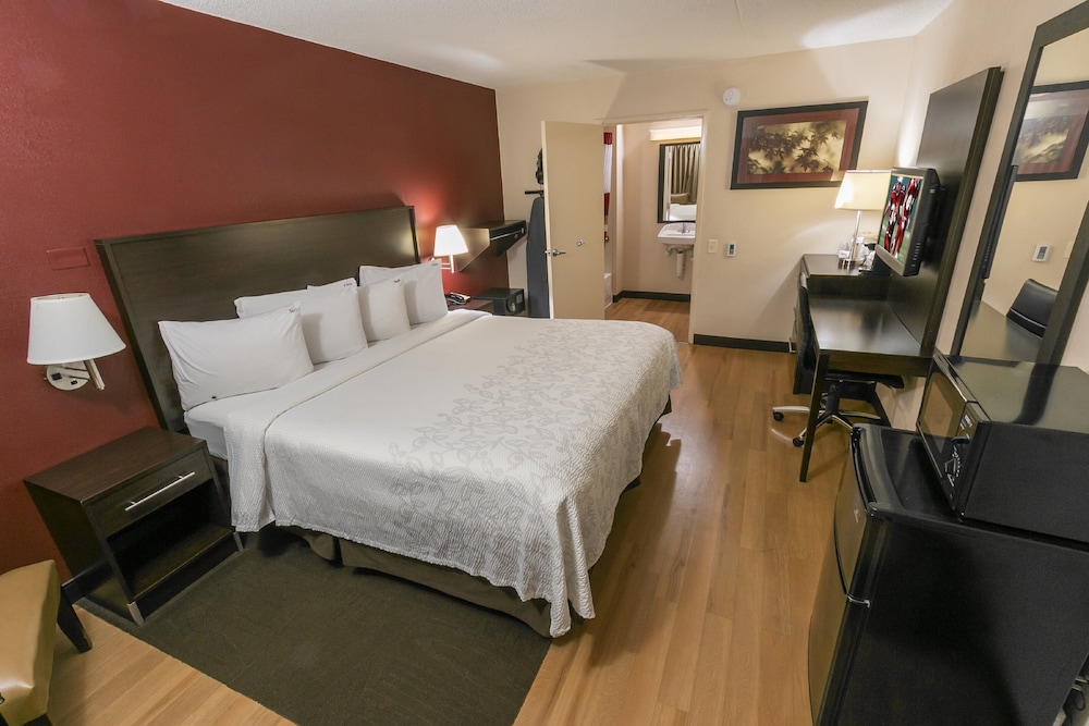 Premium Room, 1 King Bed, Accessible (Upgraded Bedding & Snack, Smoke Free) - Photo 3