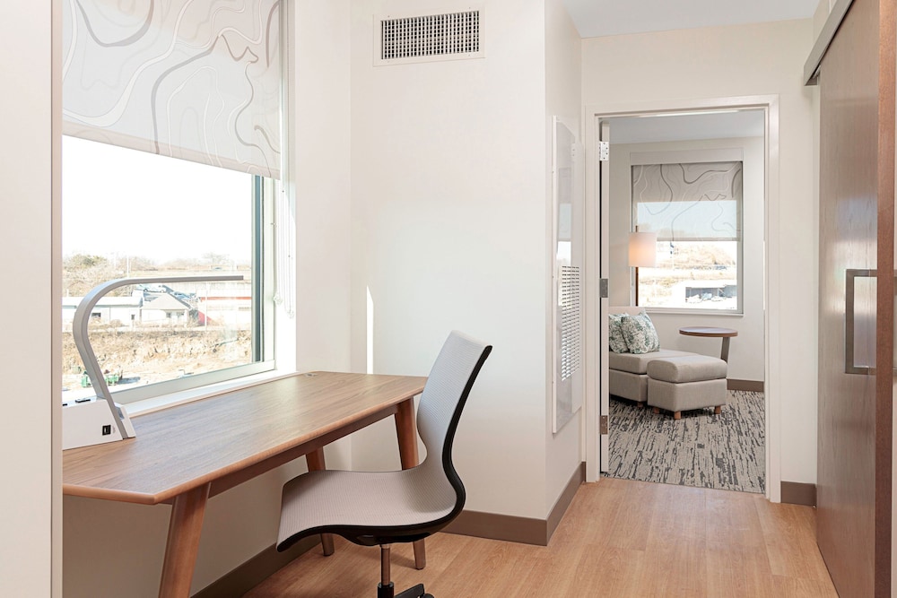 Executive Suite, 1 King Bed, Balcony - Photo 4