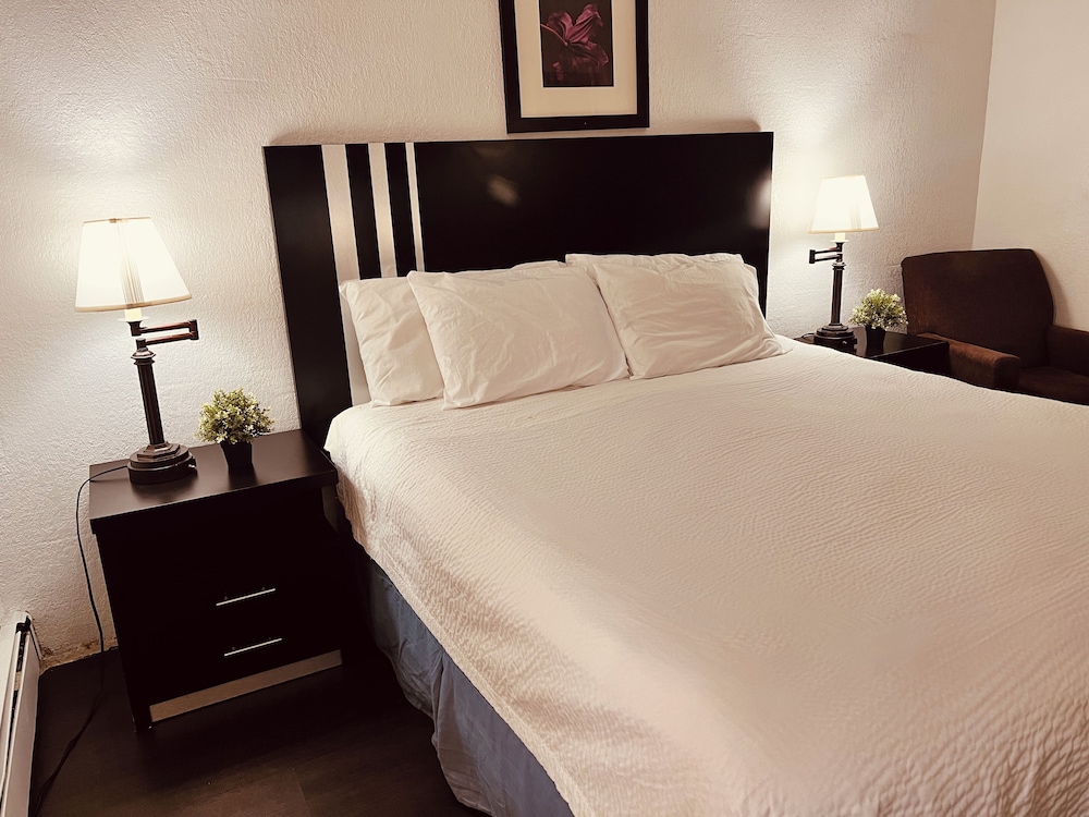 Upgraded, Room, 1 Queen Bed, Non Smoking - Photo 11