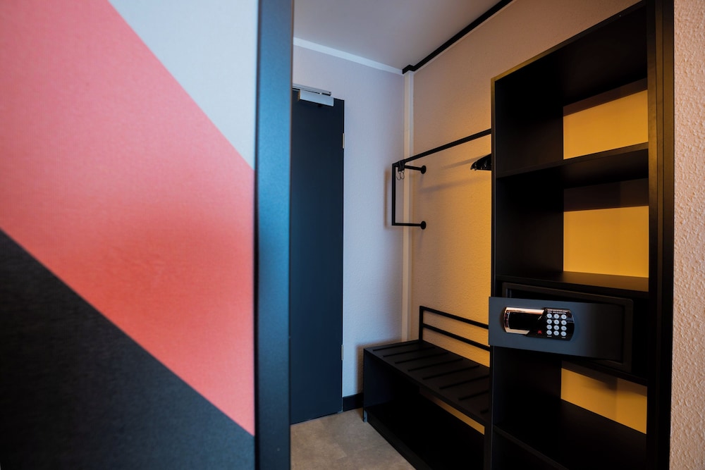 Standard Room, 1 Queen Bed - Photo 10