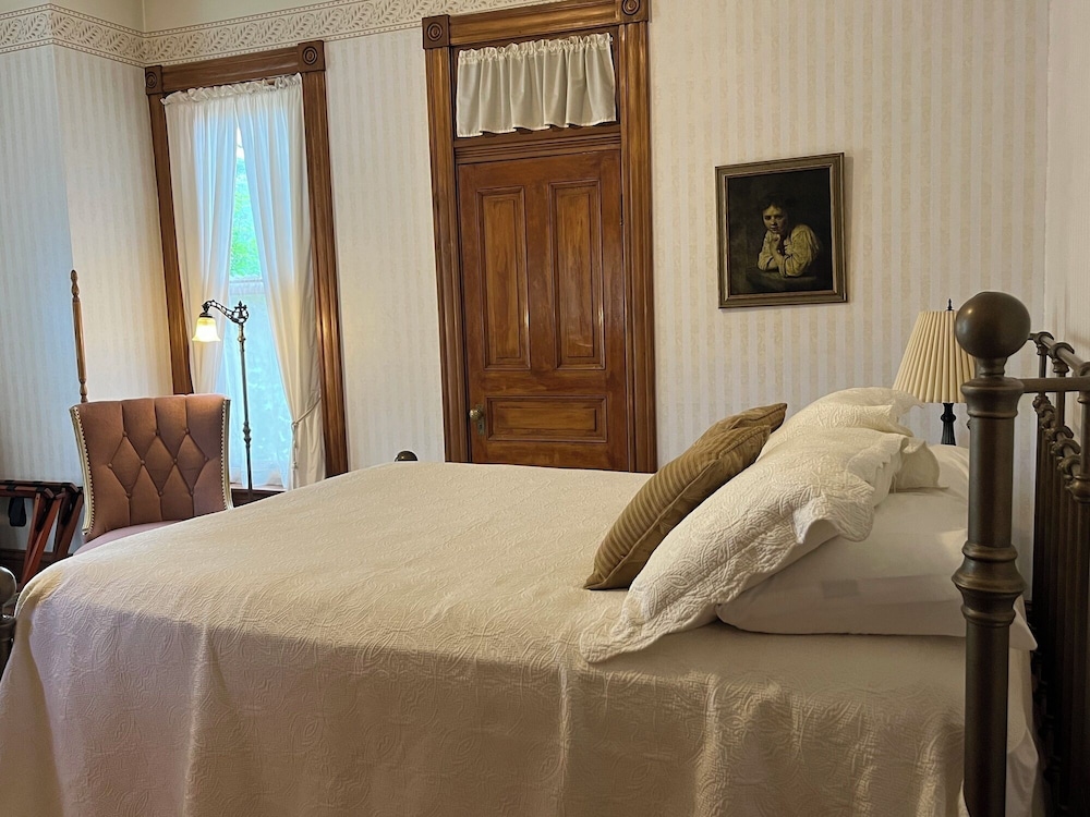 Schutt - Deluxe Queen Room w/ Private Bath