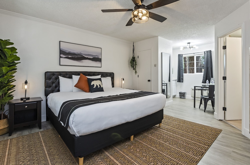 Signature Room, 1 King Bed (Wet Bar)