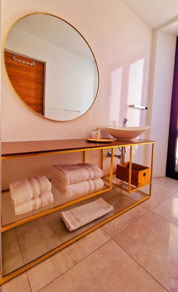 City Room - Photo 6