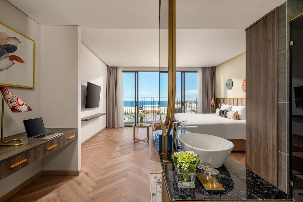 Premium Room, 1 King Bed - Photo 6