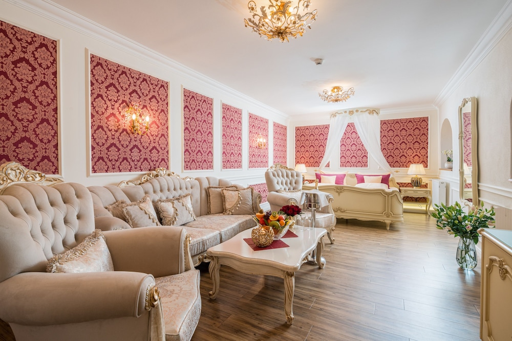 "Rococo" wedding suite photo 3
