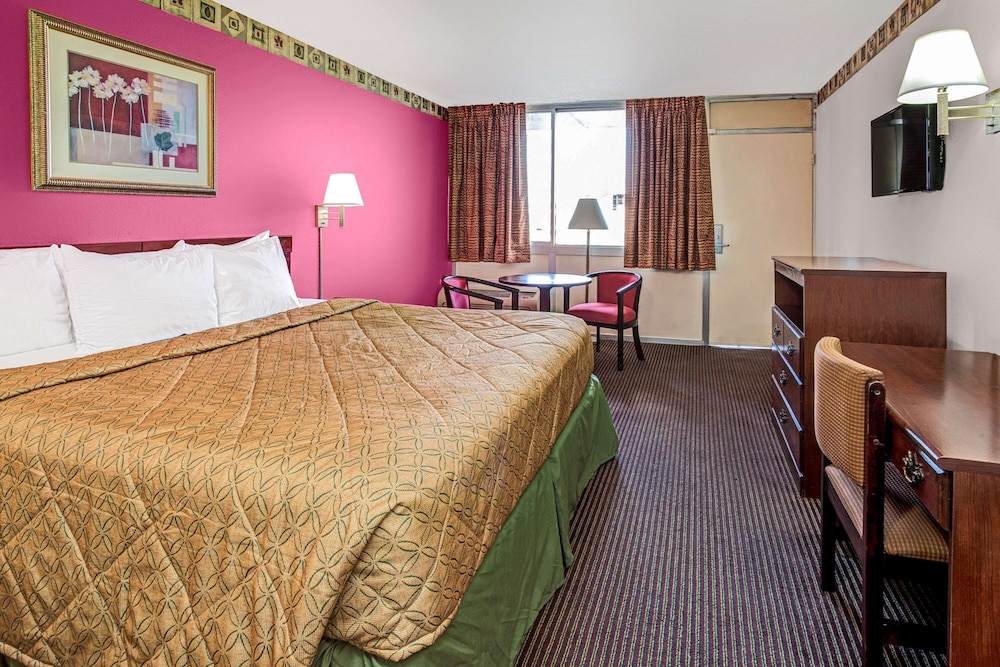 Room, 1 King Bed, Non Smoking photo 2