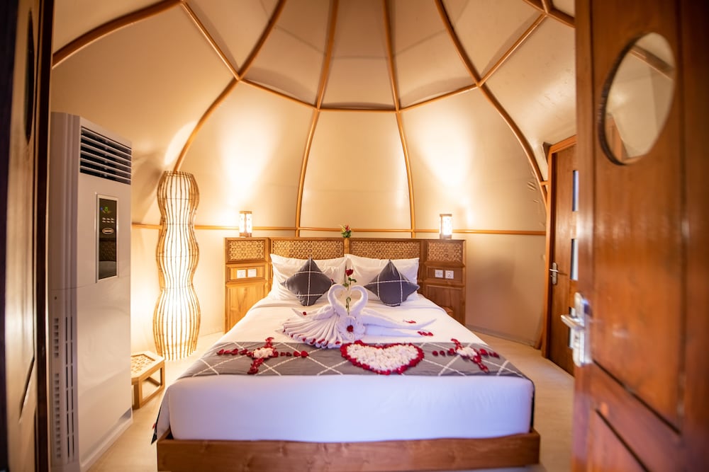 Luxury Glamping with Bathtub - Photo 13