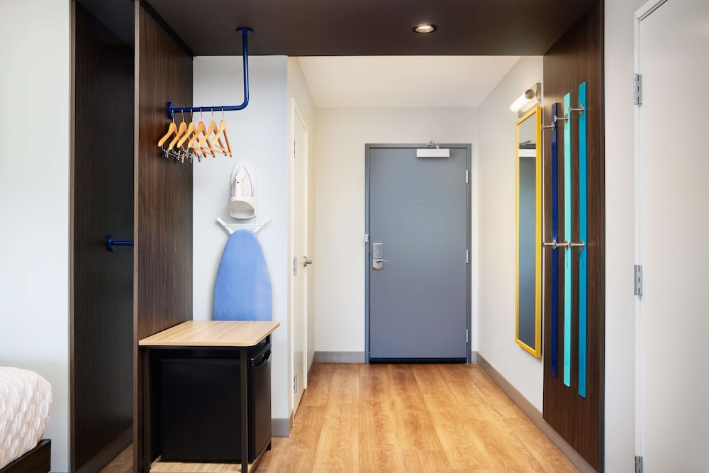 ADA King Room (Mobility & Hearing, Roll-In Shower) - Photo 3