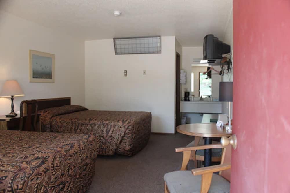 Deluxe Room, 2 Queen Beds, Non Smoking, Refrigerator & Microwave photo 3