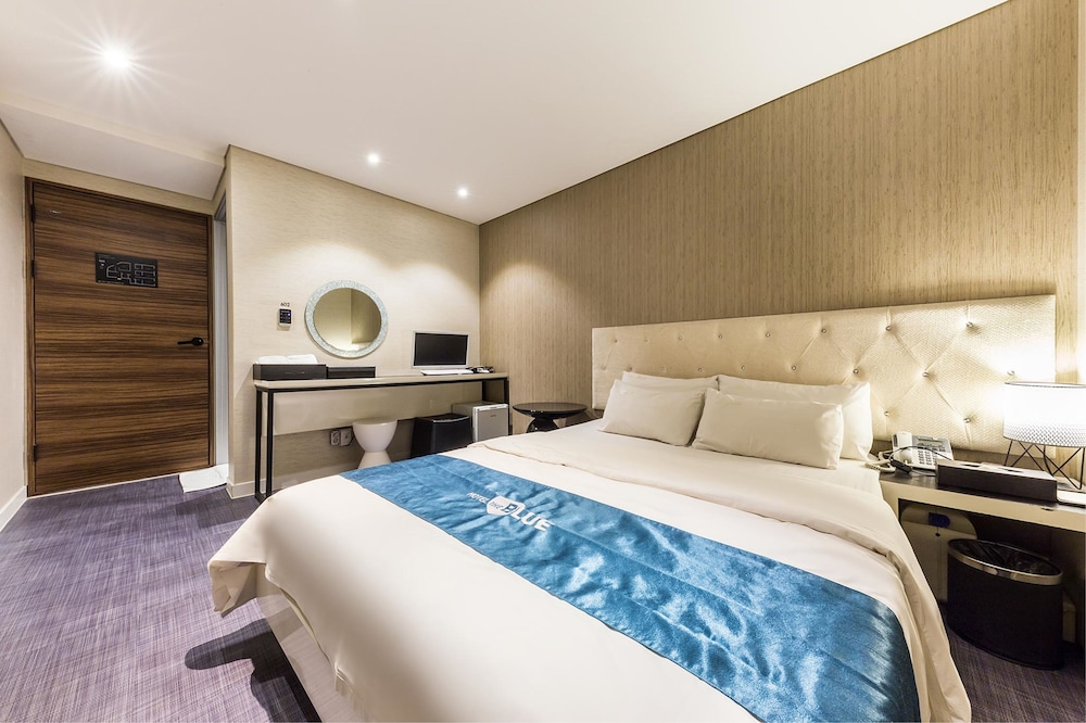 Deluxe Room, 1 Queen Bed, Smoking, Bathtub