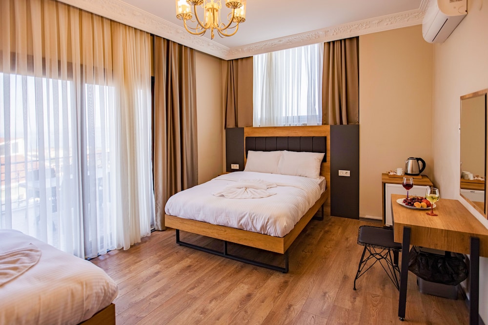 Royal Quadruple Room photo 3