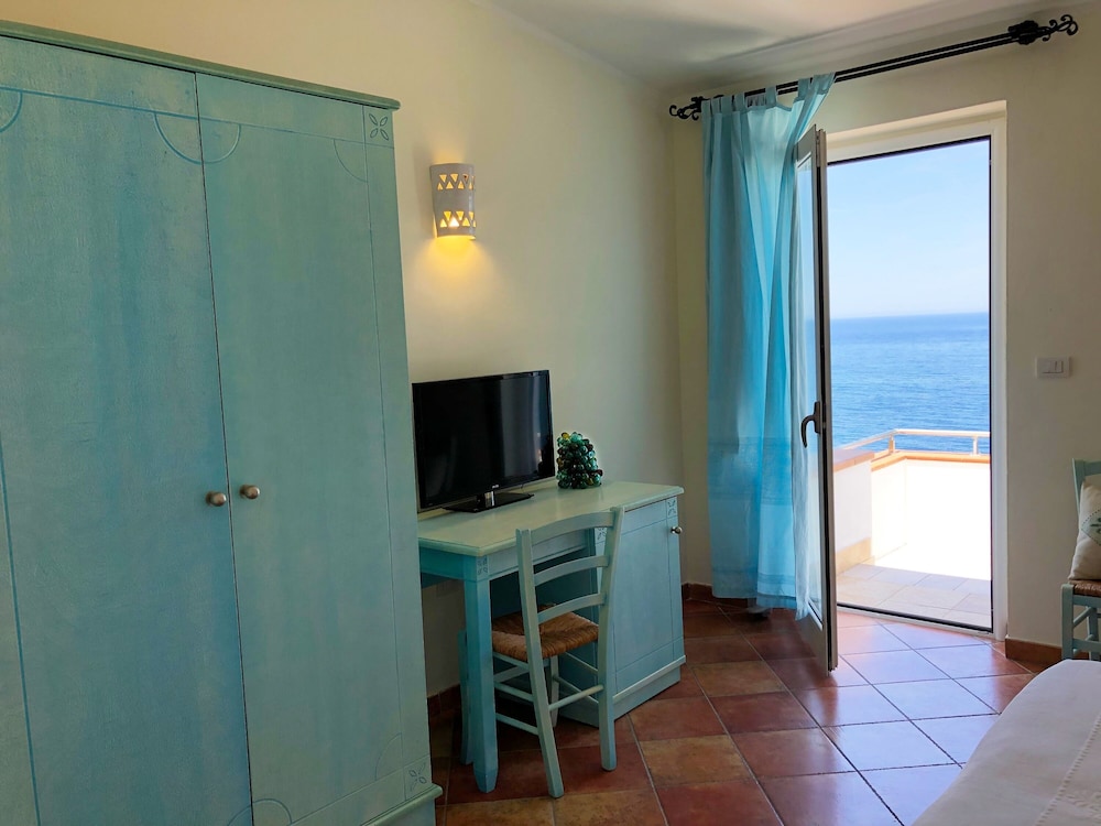 Triple Room, Sea View - Photo 4