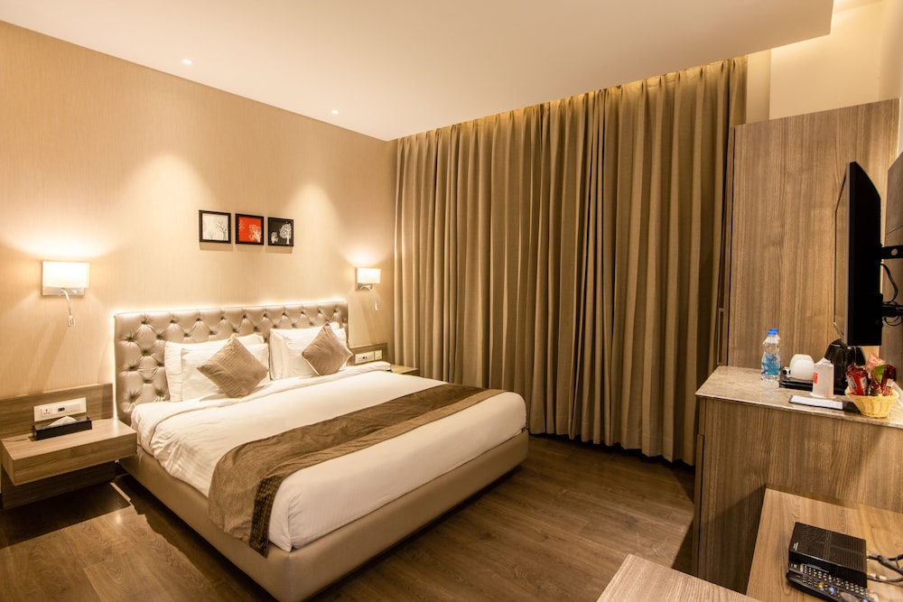 Deluxe Room, 1 King Bed photo 1