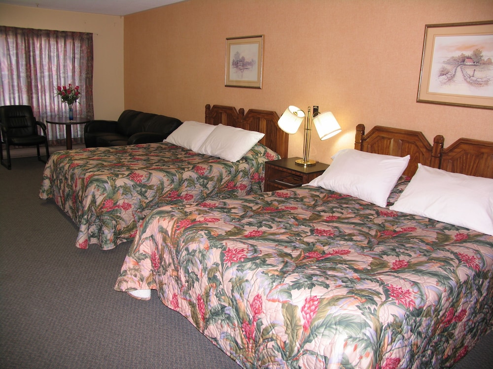 Deluxe Room, 2 Queen Beds, with 1 Sofa Bed photo 1
