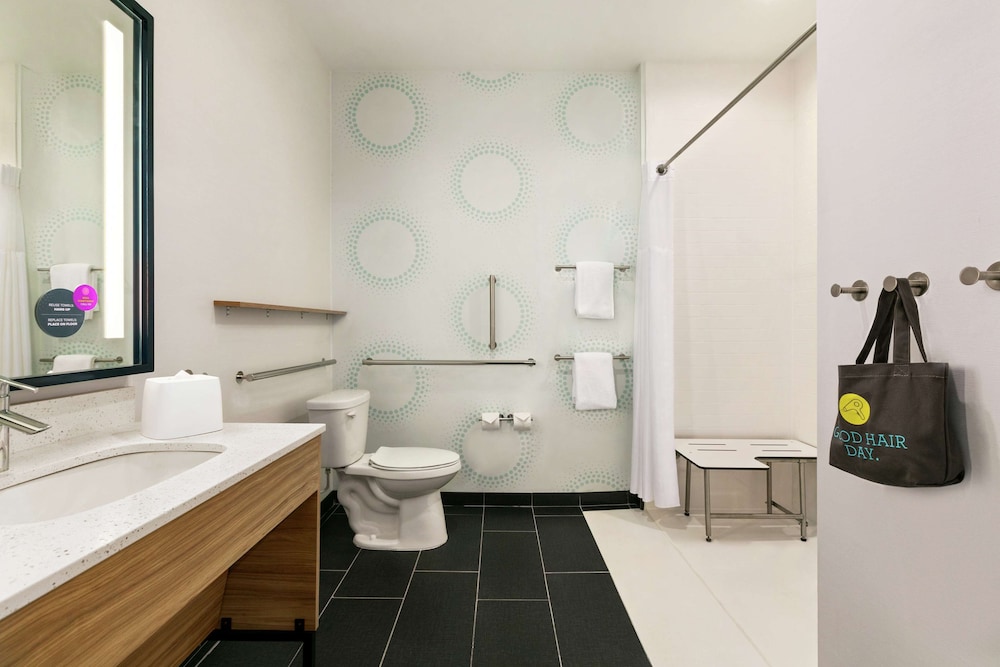 Room, 1 King Bed, Accessible (Roll-In Shower) - Photo 4