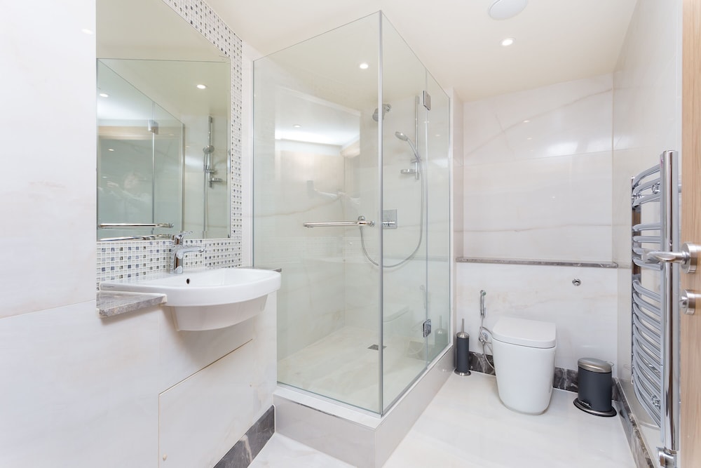 Luxury Apartment, 4 Bedrooms, Accessible photo 3