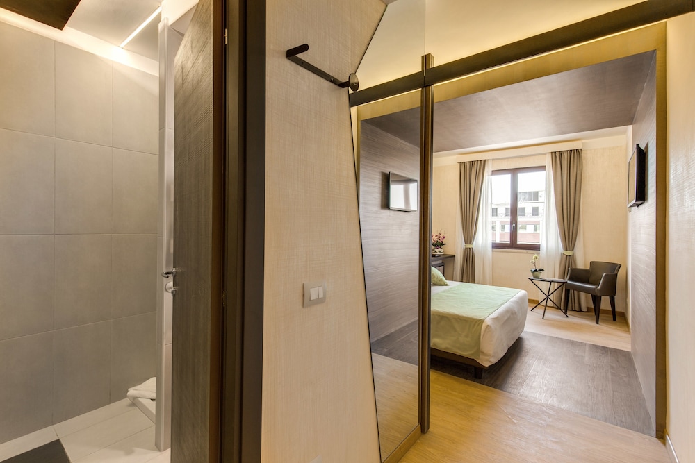 Classic Double Room thumbnail 5