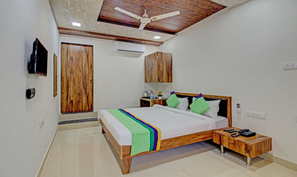 Deluxe Room - Photo 6