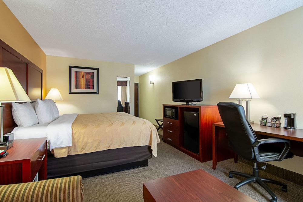 Standard Room, 1 King Bed, Non Smoking - Photo 2
