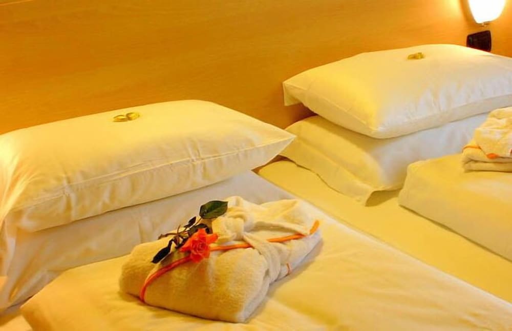 Economy Triple Room photo 2