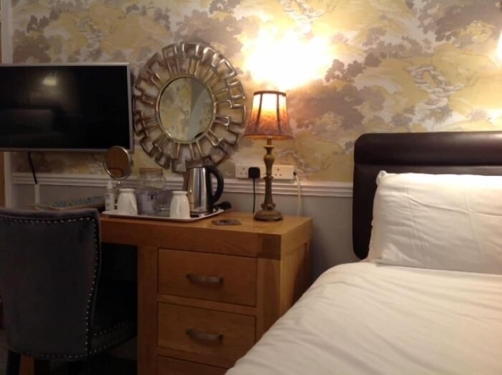 Twin Room (Morgan)