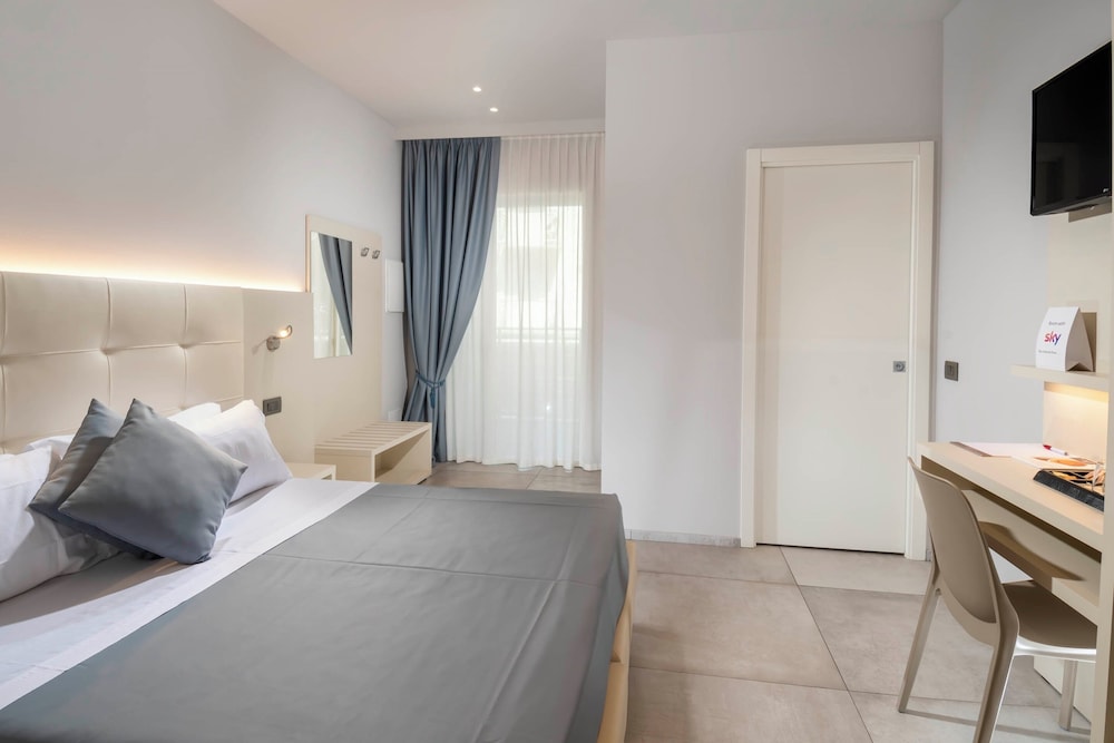 Classic Room, 1 King Bed, Partial Sea View