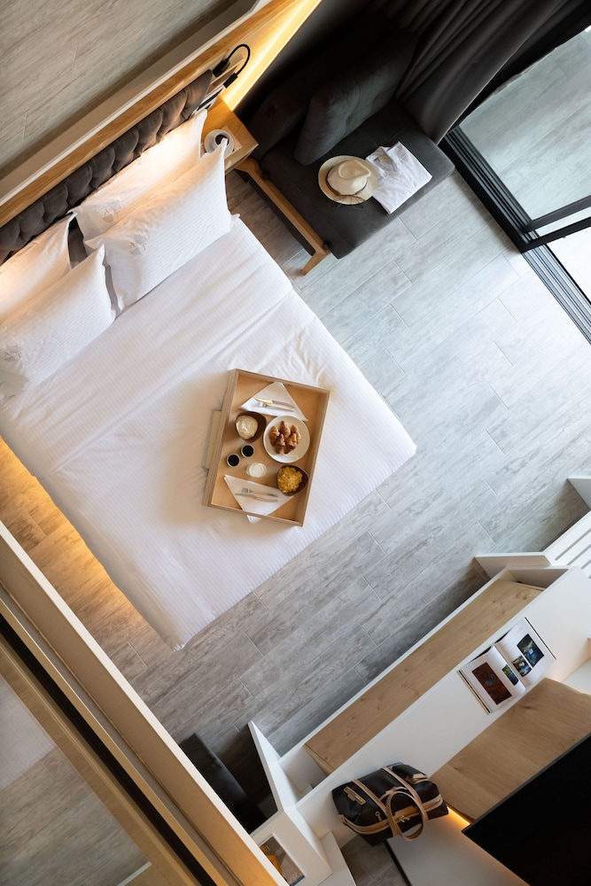 Executive Studio Suite, Pool View