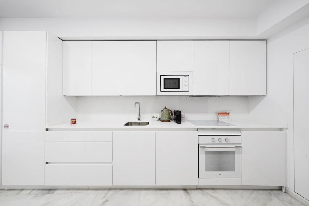3 Bedroom Apartment - Photo 12
